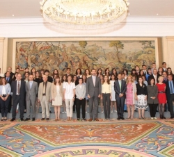 Fotografía de grupo de Sus Altezas Reales los Príncipes de Asturias con una representación del Instituto de Enseñanza Secundaria "Prado de Santo 